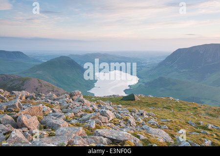 Camping sauvage en haut au-dessus de la Lande, avec Stile Crummock Water dans l'arrière-plan, de Lake District Banque D'Images