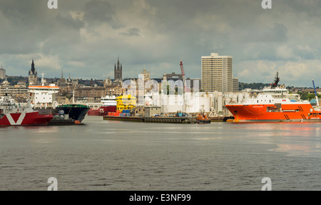 ABERDEEN CITY SKYLINE AND HARBOUR AVEC DE L'HUILE L'ENTRETIEN DES NAVIRES À PORT L'ECOSSE Banque D'Images