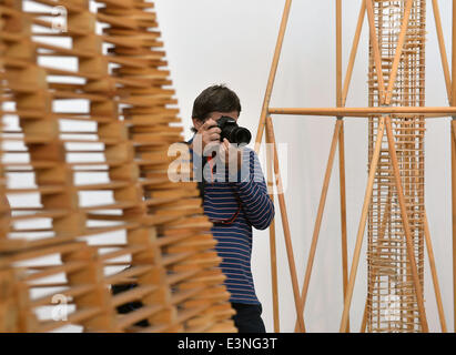 Prague, République tchèque. 26 Juin, 2014. Exposition de travaux de Martin Rajnis Guilde Architecture a commencé dans le Centre pour Contenporary Art DOX à Prague, République tchèque, Juin 26, 2014. Martin Rajnis a reçu le prestigieux prix international pour l'architecture durable cette année. Credit : Katerina Sulova/CTK Photo/Alamy Live News Banque D'Images