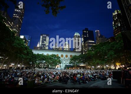 New York, l'Allemagne. 16 Juin, 2014. Des foules de spectateurs qui des films sur un écran géant pendant le HBO Bryant Park Summer Film Festival à New York, Allemagne, 16 juin 2014. Photo : Britta Pedersen/dpa/Alamy Live News Banque D'Images