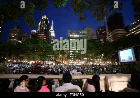 New York, l'Allemagne. 16 Juin, 2014. Des foules de spectateurs qui des films sur un écran géant pendant le HBO Bryant Park Summer Film Festival à New York, Allemagne, 16 juin 2014. Photo : Britta Pedersen/dpa/Alamy Live News Banque D'Images