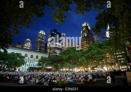 New York, l'Allemagne. 16 Juin, 2014. Des foules de spectateurs qui des films sur un écran géant pendant le HBO Bryant Park Summer Film Festival à New York, Allemagne, 16 juin 2014. Photo : Britta Pedersen/dpa/Alamy Live News Banque D'Images