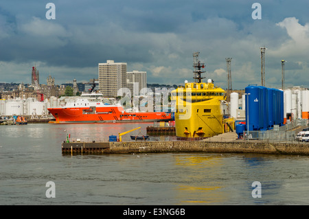 L'ENTRETIEN DES NAVIRES DE FORAGE DE PARTOUT DANS LE MONDE AMARRÉ DANS LE PORT D'ABERDEEN en Écosse Banque D'Images