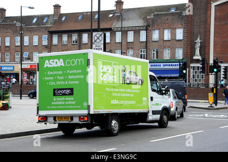 L'Asda delivery van entre dans la circulation dans l'East Acton London Borough of Hammersmith et Fulham Banque D'Images