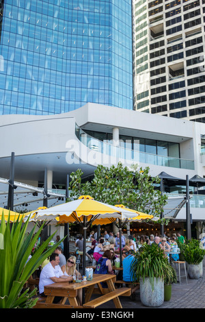 Brisbane Australie, Eagle Street Pier, Riverside Center, centre, restaurant restaurants restauration café cafés, parasols, terrasse extérieure trottoir à l'extérieur des tables Banque D'Images