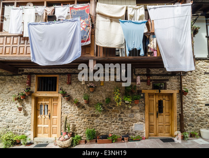 Lave-tomber sur une ligne à l'extérieur d'une maison traditionnelle en pierre à Potes, Cantabria, ESPAGNE Banque D'Images