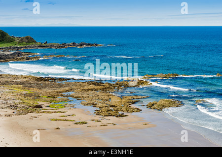 SUNNYSIDE BAY PRÈS DE CULLEN SUR L'ABERDEENSHIRE ECOSSE CÔTE À VERS LES COLLINES DE SUTHERLAND Banque D'Images