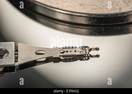 La macro-photo de la tête de lecture-écriture du disque dur et de l'armature sur le plateau. Pour focus point voir la section "Description". Résumé des données. Banque D'Images