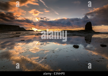 Coucher de soleil sur la baie d'Saltwick près de Whitby sur la côte du Yorkshire du Nord. Banque D'Images