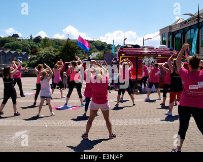 Garder la forme dans le centre-ville de Truro pour la recherche sur le cancer, course à la vie, Cornwall, UK Banque D'Images