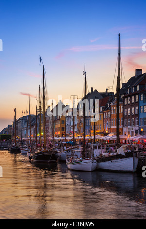 Canal de Nyhavn dans la soirée, Nyhavn, Copenhague, Danemark Banque D'Images