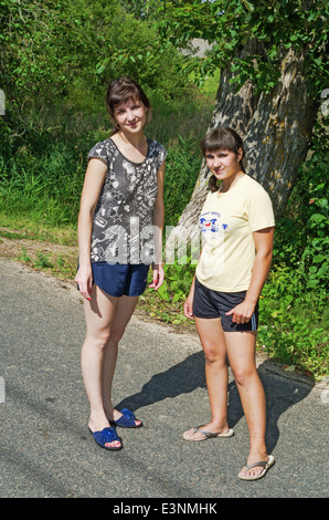 L'été 2013 vie rurale. Habitants du village - filles sur route du village. Banque D'Images