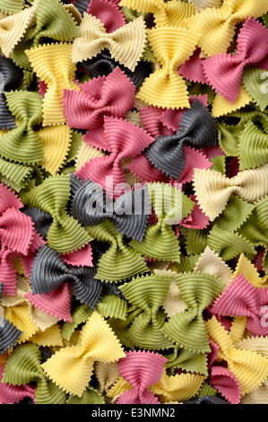 L'alimentation : pâtes farfalle multicolore crus background Banque D'Images