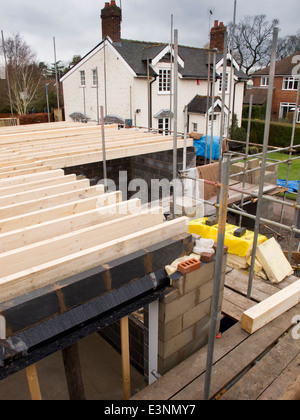 L bâtiment maison, première solives fixées en position Banque D'Images