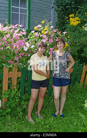 L'été 2013 vie rurale. Habitants du village - filles près d'une des fleurs. Banque D'Images