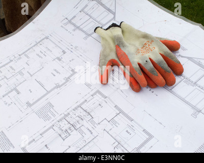 L bâtiment maison, builder's gloves sur architects dessin Banque D'Images