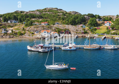 Vue d'un village de la côte d'Hamburgersund sur la côte occidentale de la Suède Banque D'Images