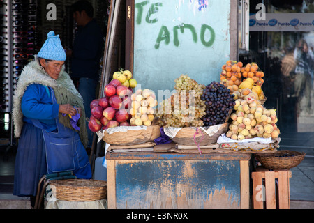 Femme de la région de vendre des fruits. Potosi. La Bolivie Banque D'Images