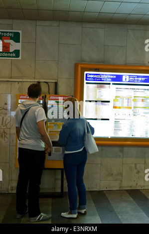 Un couple qui achète les tickets de métro à partir d'un distributeur de billets, Prague, République tchèque. Banque D'Images