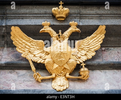 Golden Eagle double sur mur de pierre. Armoiries de la Fédération de Russie Banque D'Images