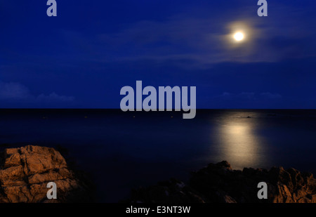 Lune brille sur la mer calme Banque D'Images