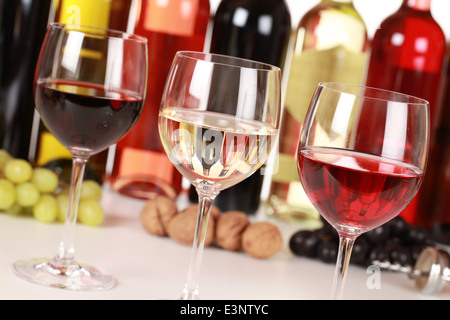 Collection de trois vins différents dans les verres avec focus sélectif. Banque D'Images