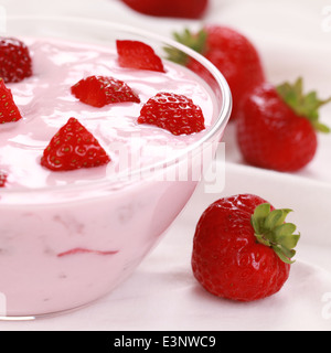 Servi avec du yogourt aux fraises fraises fraîches dans un petit bol en verre Banque D'Images