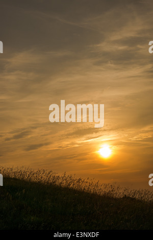 Coucher du soleil sur l'une des collines à Ivinghoe Beacon dans Buckinghamshire, Royaume-Uni Banque D'Images