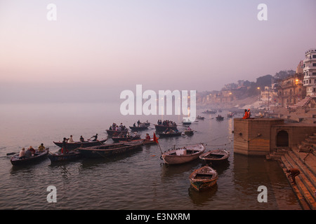 Bateaux de touristes au beau lever tôt le matin sur les ghats le long du Gange à Varanasi, Inde.