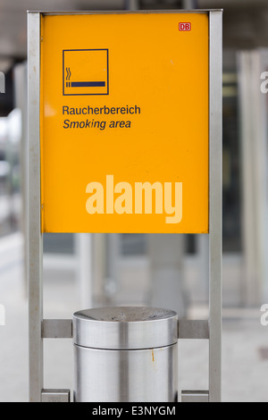 Un signe sur une plate-forme en Allemagne montre où les fumeurs peuvent light-up Banque D'Images