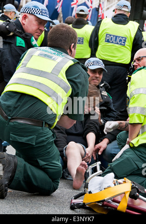 Amy enseignant Jowett a brisé la jambe après avoir été frappé par un agent de police au cours de United contre le fascisme protester contre BNP Juin 2013 Banque D'Images