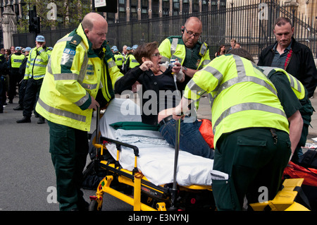 Amy enseignant Jowett a brisé la jambe après avoir été frappé par un agent de police au cours de United contre le fascisme protester contre BNP Juin 2013 Banque D'Images