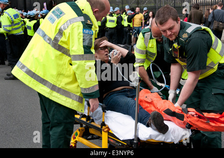 Amy enseignant Jowett a éclaté après la jambe de pied par beening policier au cours de United contre le fascisme protester contre BNP Juin 2013 Banque D'Images