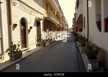 Marzamemi, nr Modica Sicily, scène de rue à joli village de pêcheurs. Marzamemi encore aujourd'hui est un vrai village de pêcheurs Banque D'Images