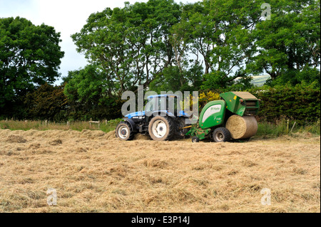 Machine de traction du tracteur, presse à balles, pour faire de grandes boites rondes de couper de l'herbe pour le foin ou l'ensilage Banque D'Images