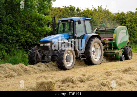 Machine de traction du tracteur, presse à balles, pour faire de grandes boites rondes de couper de l'herbe pour le foin ou l'ensilage Banque D'Images