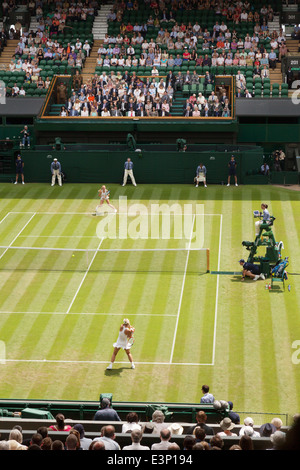 Mesdames match de simple sur le Court Central, Wimbledon, All England Lawn Tennis Club, Wimbledon London UK Banque D'Images