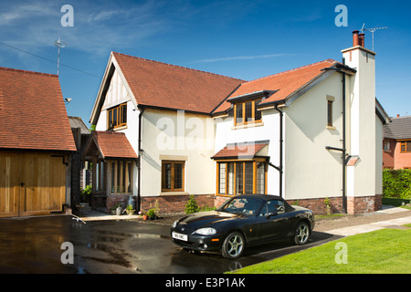 La construction de maisons, nouvelle maison construite avec Mazda MX5 voiture garée sur le tarmac nouvellement posées dur Banque D'Images