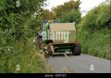 Les machines agricoles étant descendu le petit chemin de campagne, UK Banque D'Images