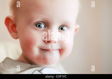 Portrait d'un an petit enfant baby boy smiling and looking at camera Banque D'Images