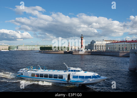 Saint-pétersbourg. Vue sur l'île Vasilevsky et expédier les ailes de l'eau Banque D'Images