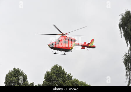 Hyde Park, London, UK. 26 Juin, 2014. L'Air Ambulance décollera après avoir assisté à un accident près de Knightsbridge. Crédit : Matthieu Chattle/Alamy Live News Banque D'Images