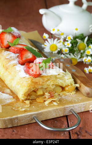 Apple strudel traditionnel avec des raisins secs, servi sur une planche en bois Banque D'Images