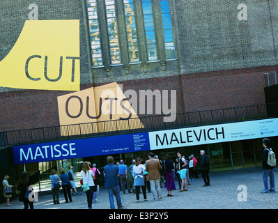 Les visiteurs attendent d'entrer Tate modern gallery pour une exposition d'art découpe par Henri Matisse Bankside London angleterre Europe Banque D'Images