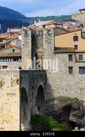 Un douzième siècle pont roman traverse la rivière Fluvia et donne accès à la ville historique de Besalu, Catalogne Banque D'Images