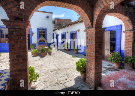 Arches et la cour dans l'Hacienda Las Palomas à Guanajuato, au Mexique. Banque D'Images