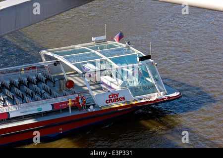 Croisière sur la rivière vide voile passe sous le pont du Millénaire voyageant vers l'est sur la tamise Londres Angleterre Europe Banque D'Images