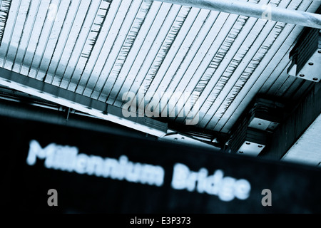 Selective focus sur le dessous du Millennium Bridge Londres Angleterre Europe Banque D'Images