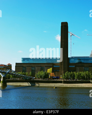 Tate Modern gallery emblématique situé dans une ancienne centrale électrique et le Millennium Bridge Rive Sud Bankside London England Banque D'Images