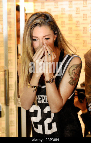 Belen Rodriguez close-up avec les mains sur le visage Banque D'Images